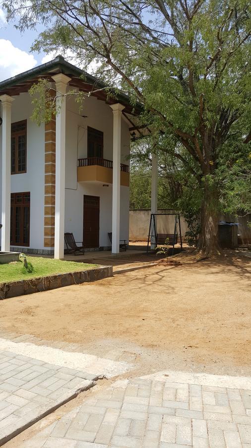 Lokuge Grand Resort Kataragama Extérieur photo