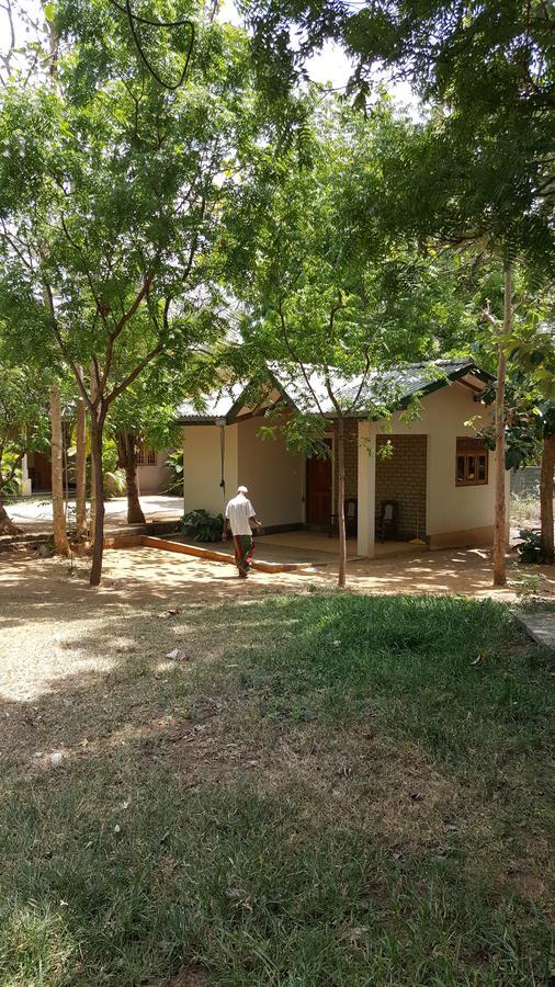 Lokuge Grand Resort Kataragama Extérieur photo