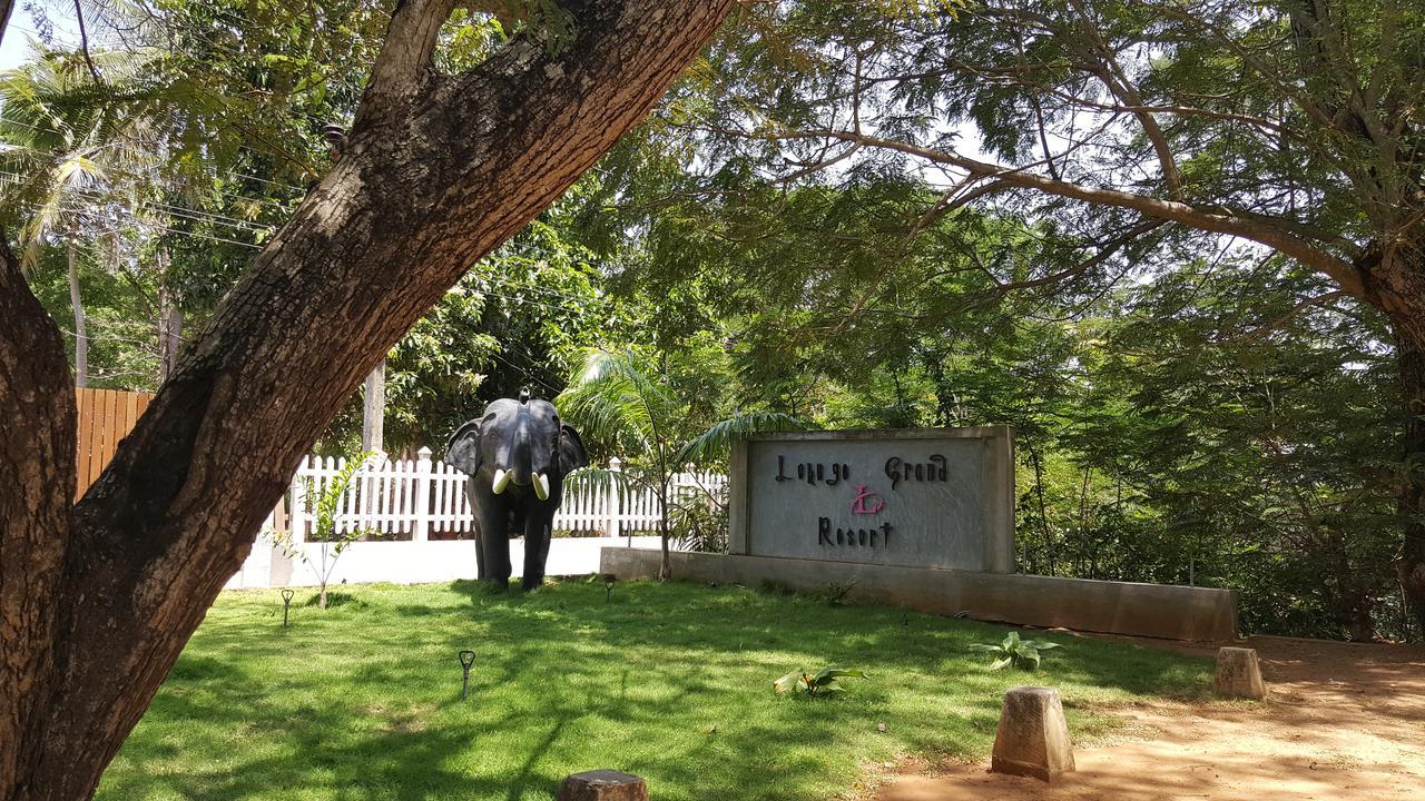 Lokuge Grand Resort Kataragama Extérieur photo