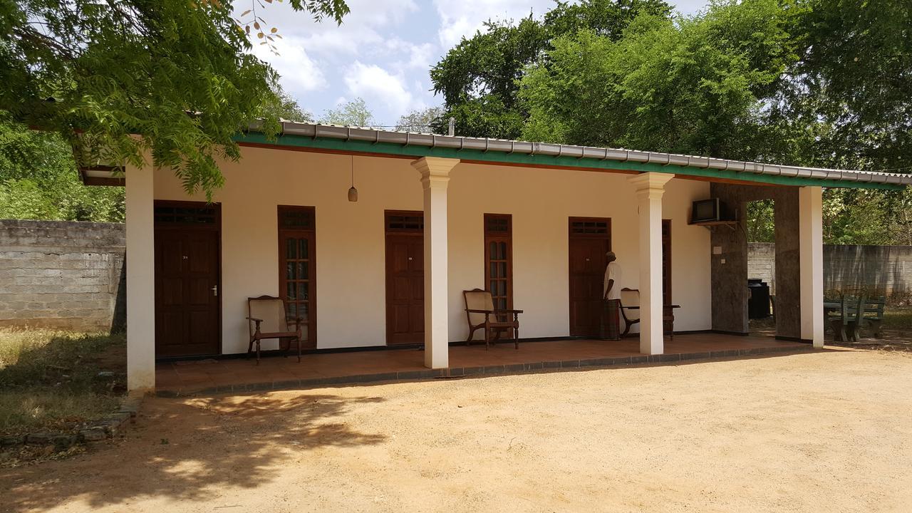 Lokuge Grand Resort Kataragama Extérieur photo