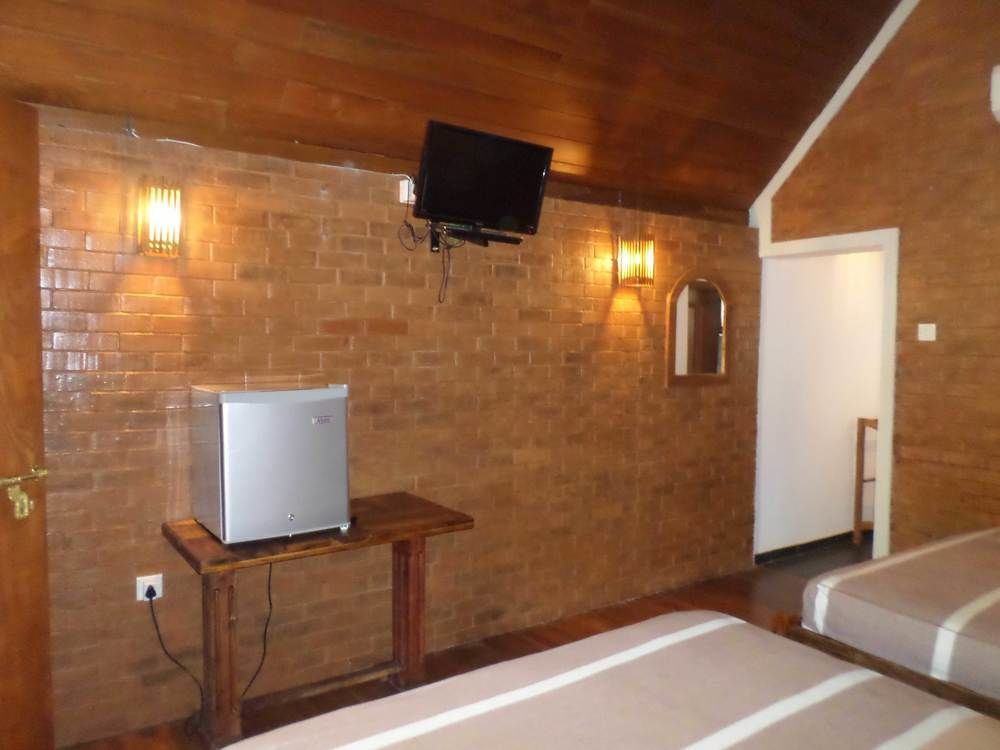 Lokuge Grand Resort Kataragama Extérieur photo